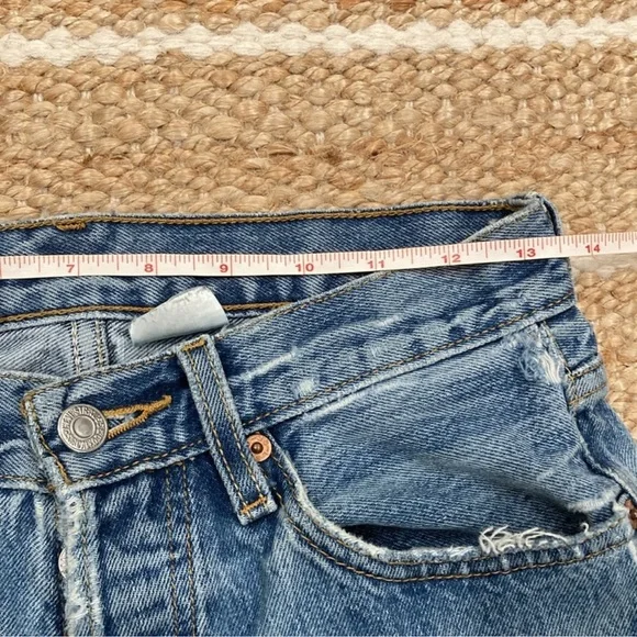 VINTAGE Levi’s 501 Men’s/Women's Blue Jeans - perfectly distressed! - Picture 6 of 12